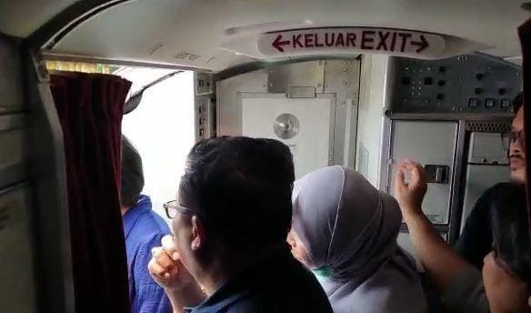 Penumpang Garuda yang mendarat darurat di Halim Perdanakusumah/Istimewa