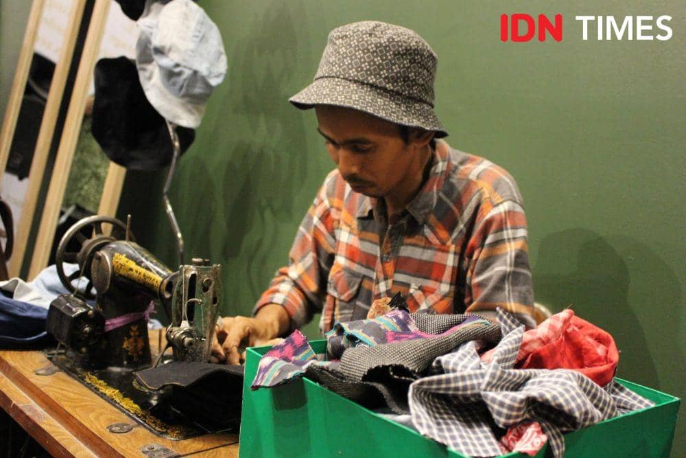 Penjahit yang berada di bazaar HuntStreet. 22 November 2019. IDN Times/Geralda Talitha
