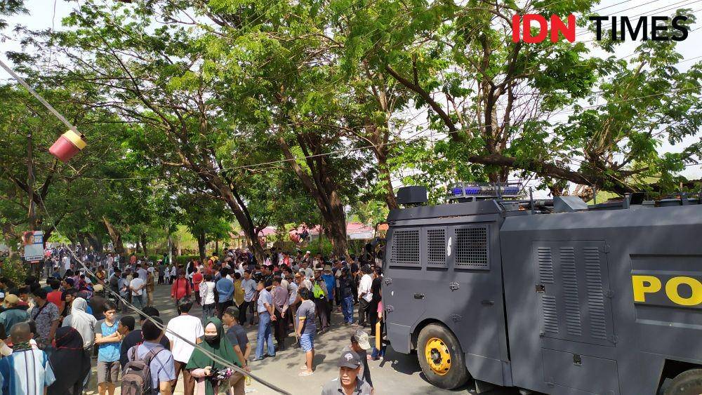 Polisi mengamankan area bentrok warga akibat sengketa lahan di Jalan Antang Raya, Kelurahan Antang, Kecamatan Manggala, Makassar, Jumat (22/11) / Sahrul Ramadan