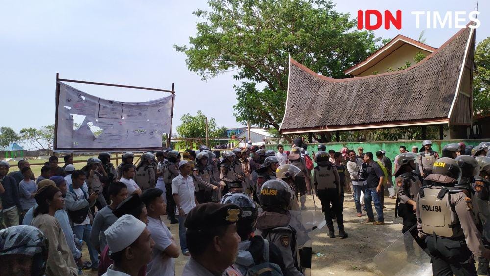 Personel jajaran Polrestabes Makassar mengamankan dua kelompok warga yang terlibat bentrok di Jalan Antang Raya, Makassar, Jumat (22/11) / Sahrul Ramadan