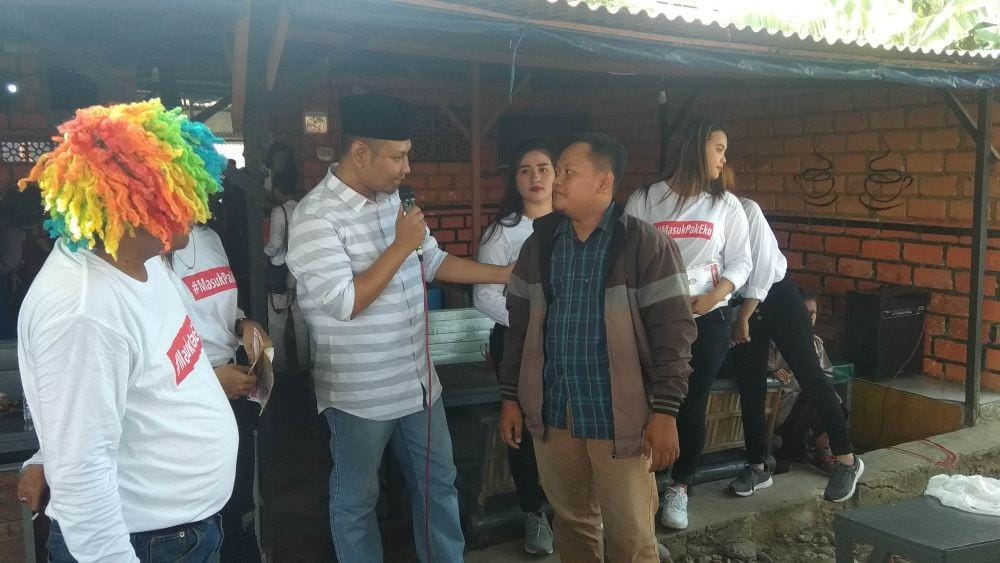 Calon Bupati Tuban, Eko Wahyudi menjawab pertanyaan dari salah satu pengunjung warkop. IDN Times/Imron