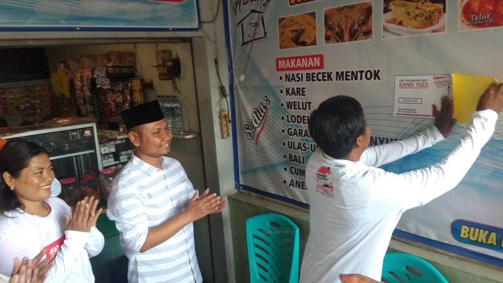Calon Bupati Tuban, Eko Wahyudi memberikan fasilitas Wi-Fi gratis kepada pemilik warung kopi. IDN Times/Imron
