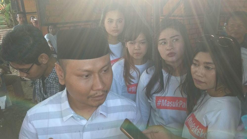 Calon Bupati Tuban, Eko Wahyudi saat memberikan keterangan kepada wartawan usai menyapa pengunjung warkop. IDN Times/Imron
