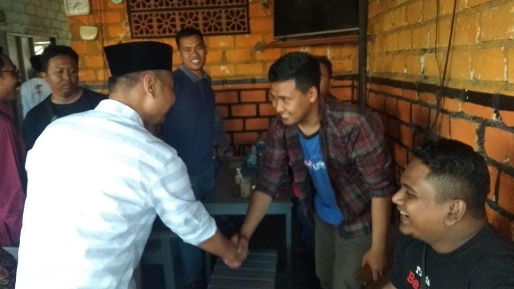 Calon Bupati Tuban, Eko Wahyudi bersalaman kepada pengunjung warkop. IDN Times/Imron