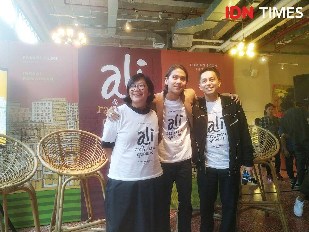 Produser, Meiske Taurisia dan Muhammad Zaidy, Iqbaal Ramdhan saat syukuran film "Ali & Ratu Ratu Queens" di Hotel Monopoli, Mampang, Jakarta Selatan, pada 22 November 2019. IDN Times/Erfah Nanda