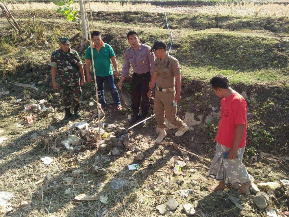 Sejumlah petugas menunjukkan lokasi tewasnya korban di Kecamatan Kepohbaru, Bojonegoro. IDN Times/Istimewa