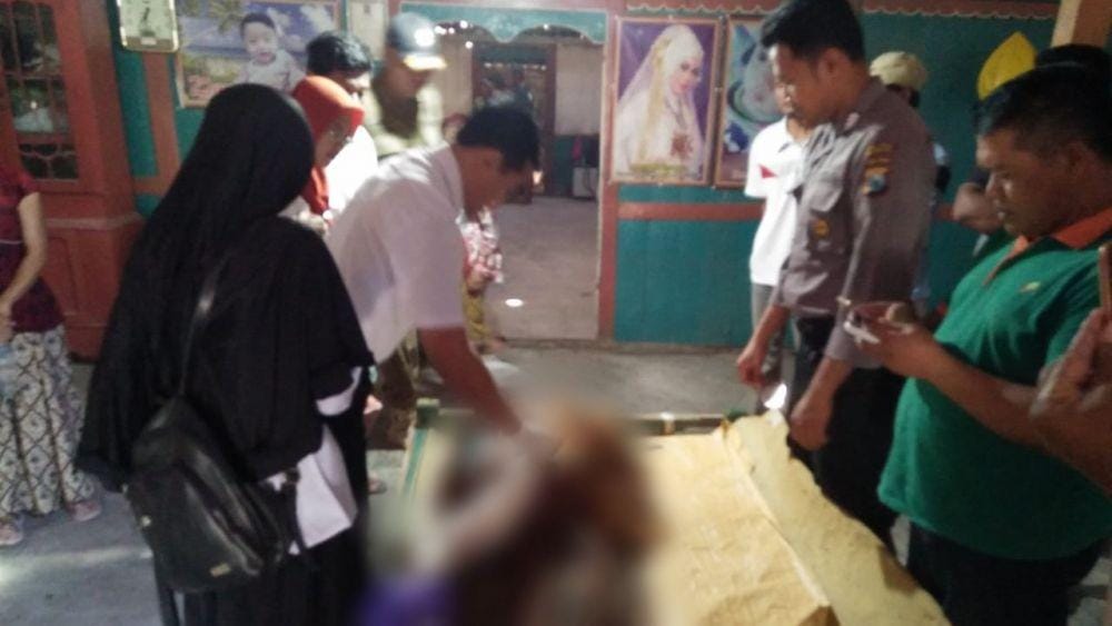 Sejumlah petugas melakukan pemeriksaan terhadap korban tewas tersengat listrik. IDN Times/istimewa