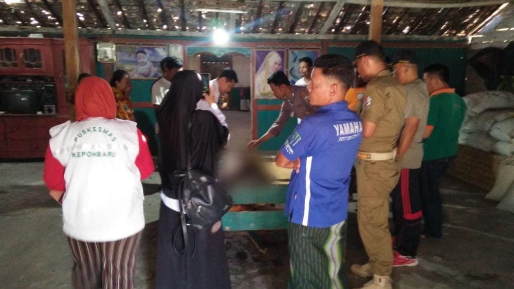 Petugas medis dan kepolisian setempat melakukan pemeriksaan pada jasad korban. IDN Times/istimewa