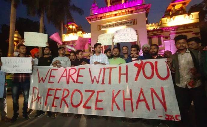 Sekelompok mahasiswa di Banaras Hindu University, India, menggelar aksi dukungan kepada Dr. Firoze Khan, seorang profesor Bahasa Sansekerta, yang diprotes karena tidak beragama Hindu. NDTV