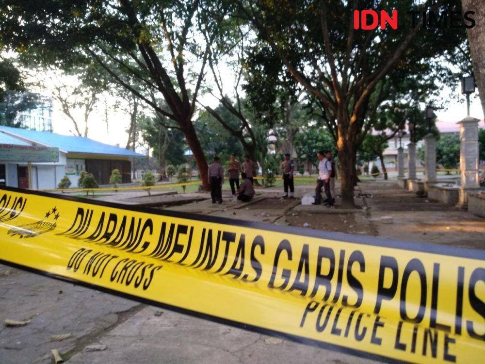 Polisi memasang garis dilarang melintas di area Kampus Nomensen tempat terjadinya tawuran (IDN Times/Fadly Syahputra)