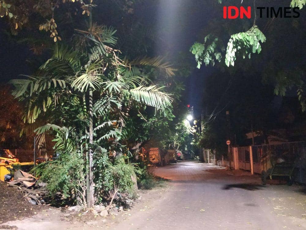 Suasana Jalan Kangean alias Gang Pattaya saat malam. IDN Times/Fitria Madia