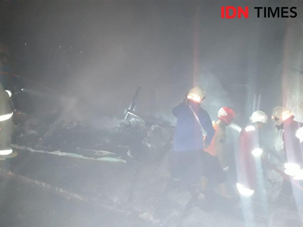 Petugas damkar membadamkan kebakaran di Jalan Batu Butok. (IDN Times/Surya Aditya)