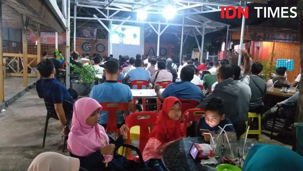 Suasana nonton bareng laga Persiraja vs Persik Kediri di Banda Aceh (IDN Times/Arifin Al Alamudi)