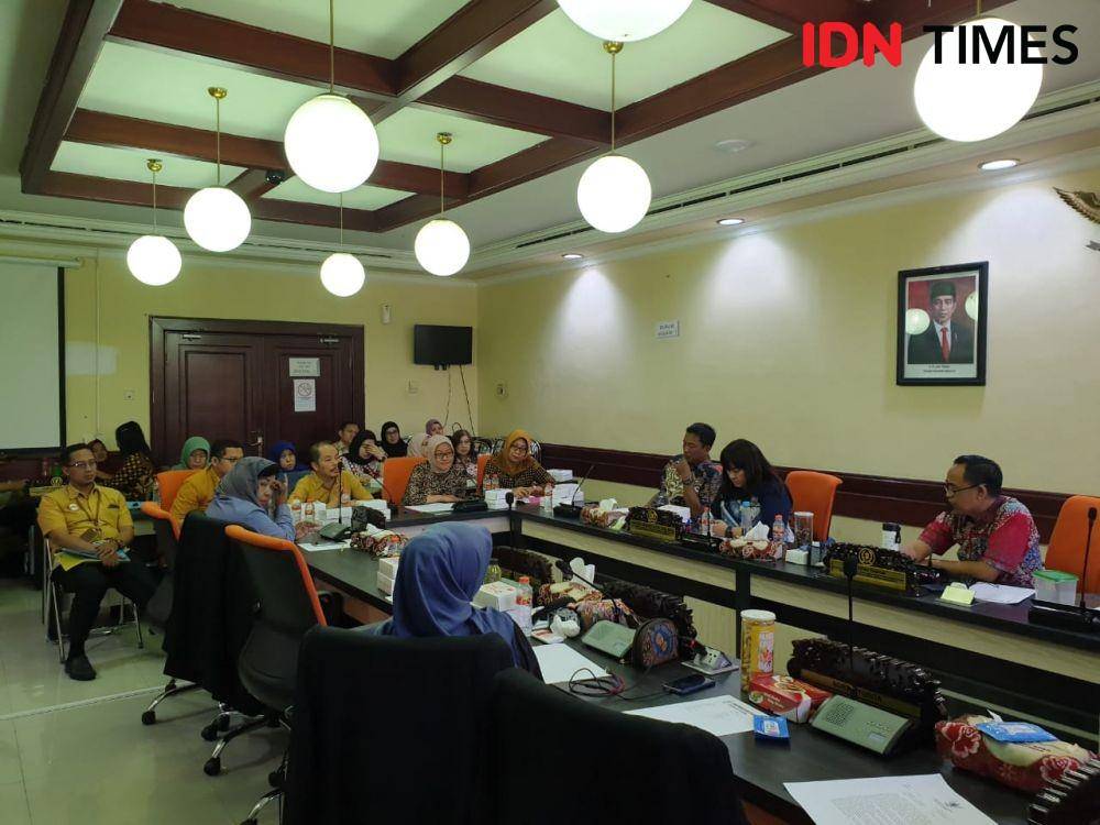 Rapat dengar pendapat Komisi D DPRD Kota Surabaya dengan BPJS Kesehatan dan Kadinkes Surabaya, Jumat (22/11). IDN Times/Vanny El Rahman