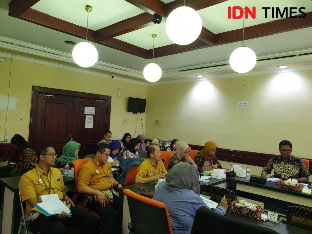 Rapat dengar pendapat Komisi D DPRD Kota Surabaya dengan BPJS Kesehatan dan Kadinkes Surabaya, Jumat (22/11). IDN Times/Vanny El Rahman