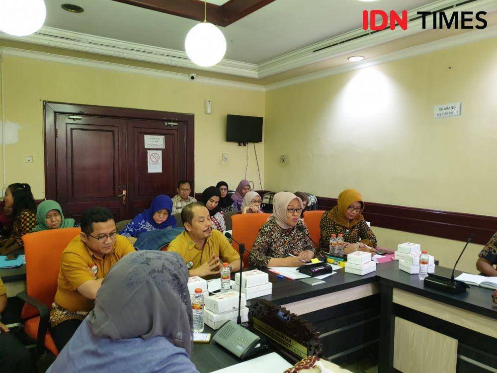 Rapat dengar pendapat Komisi D DPRD Kota Surabaya dengan BPJS Kesehatan dan Kadinkes Surabaya, Jumat (22/11). IDN Times/Vanny El Rahman