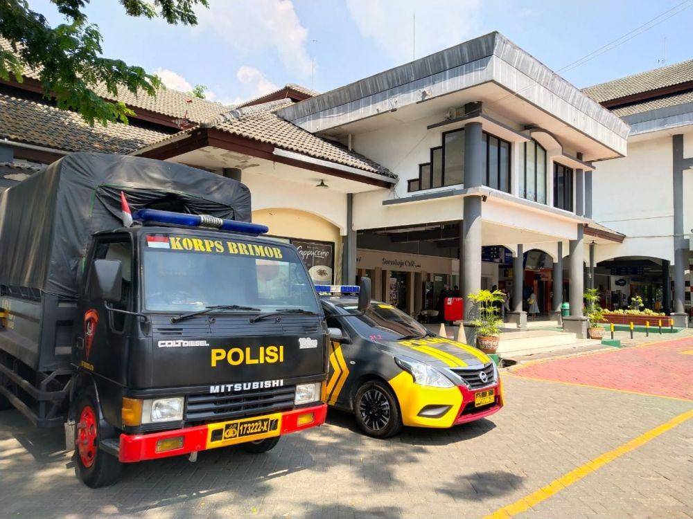 Pengamanan personel kepolisian usai kejadian pelemparan batu ke kereta api. Dok. Humas DAOP 8 PT KAI