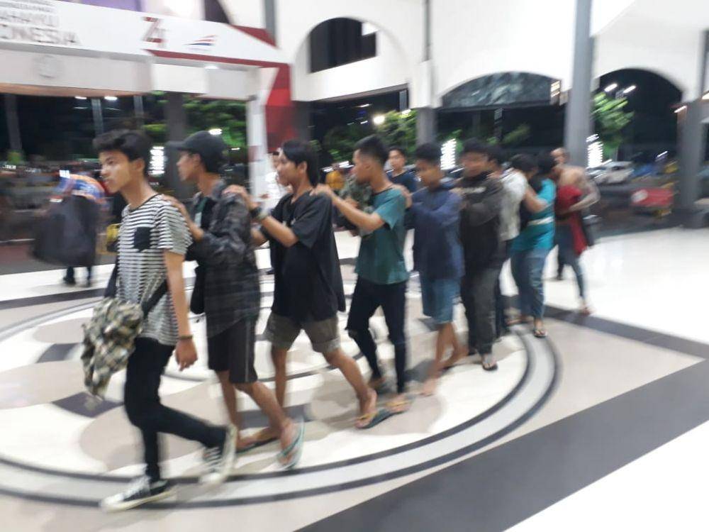 Pelaku pelemparan batu ke kereta saat digelandang polisi. Dok. Humas DAOP 8 PT KAI