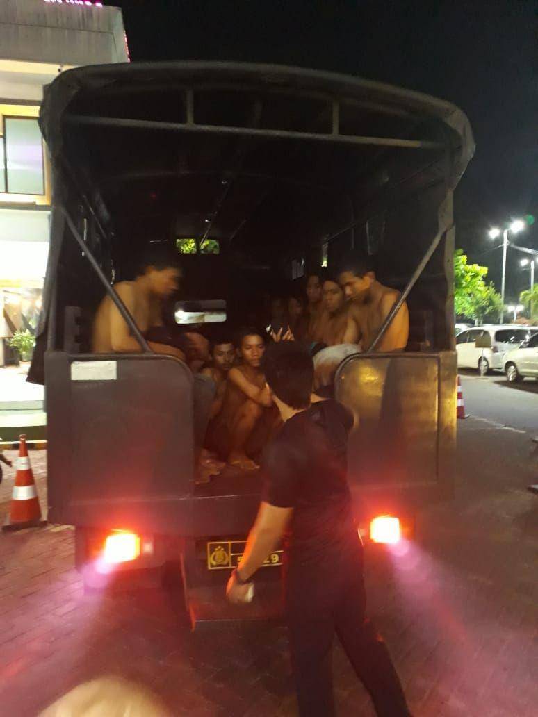 Pelaku pelemparan batu ke kereta saat digelandang polisi. Dok. Humas DAOP 8 PT KAI