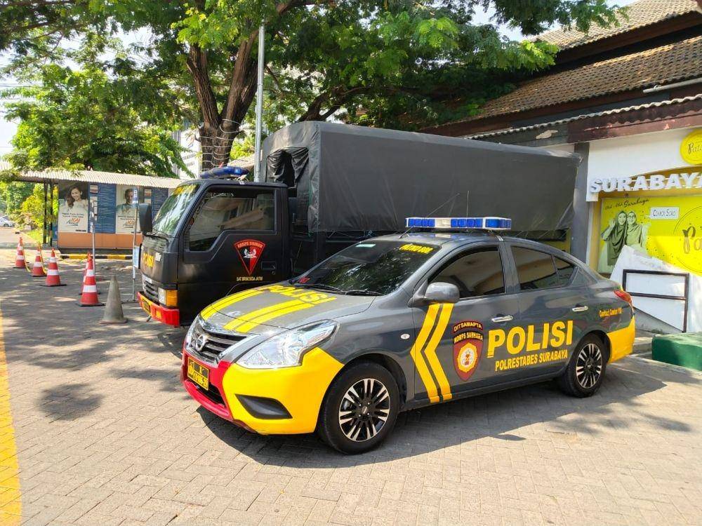 Pengamanan personel kepolisian usai kejadian pelemparan batu ke kereta api. Dok. Humas DAOP 8 PT KAI