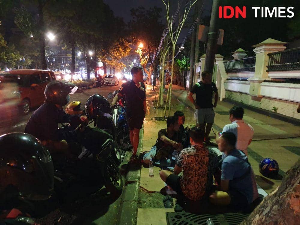 Geng Kentir saat berkumpul di tepi Jalan Karimun Jawa. IDN Times/Fitria Madia
