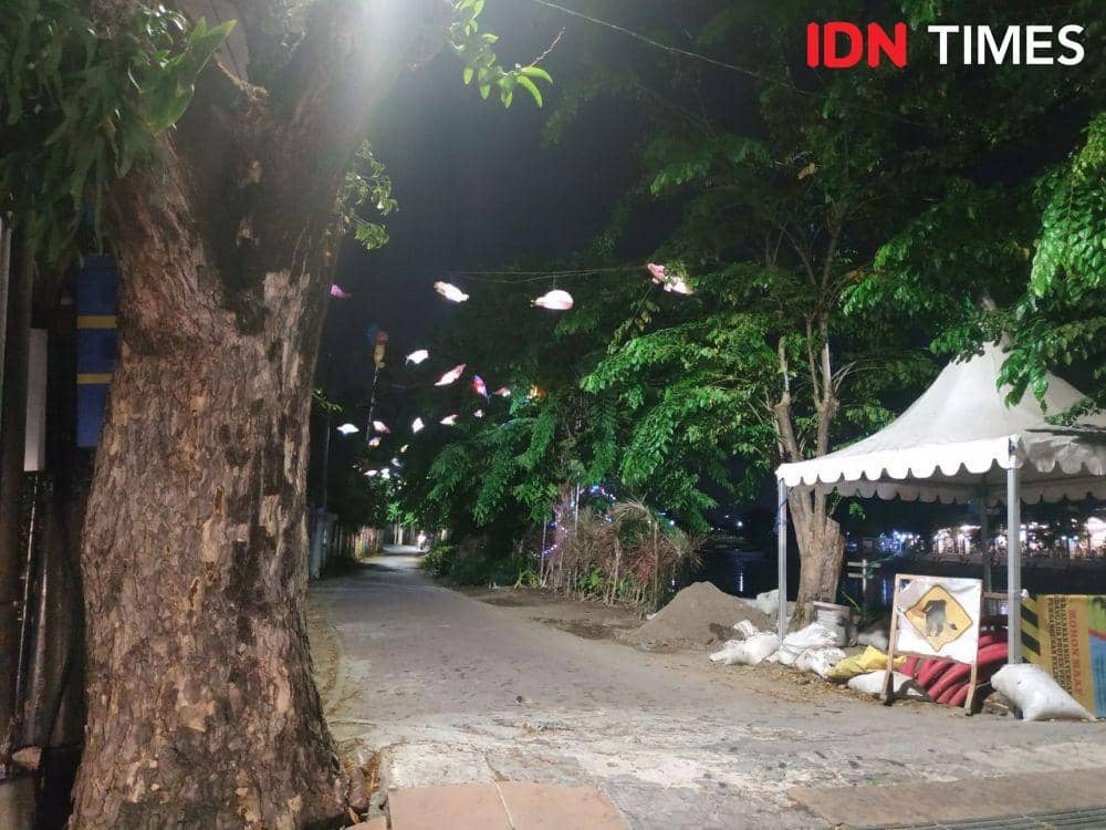 Suasana Jalan Kangean alias Gang Pattaya saat malam. IDN Times/Fitria Madia