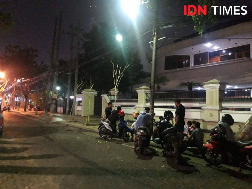 Geng Kentir saat berkumpul di tepi Jalan Karimun Jawa. IDN Times/Fitria Madia