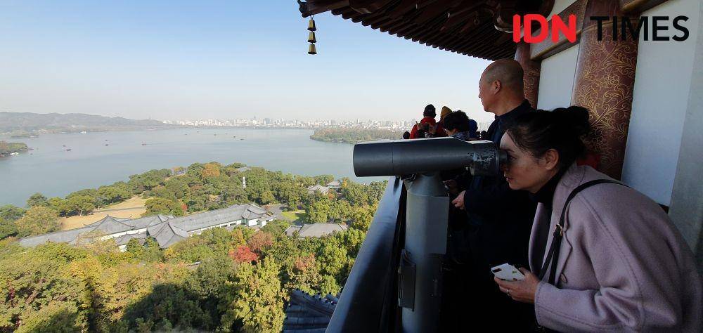 View Danau Xi Hu dari Pagoda Leifeng (IDN Times/Mela Hapsari)