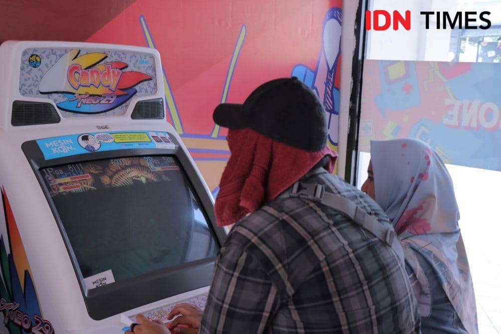 Keseruan spot foto dalam acara The 90's Festival, di Jiexpo, Jakarta, (23/11). IDN Times/Nadia Umara