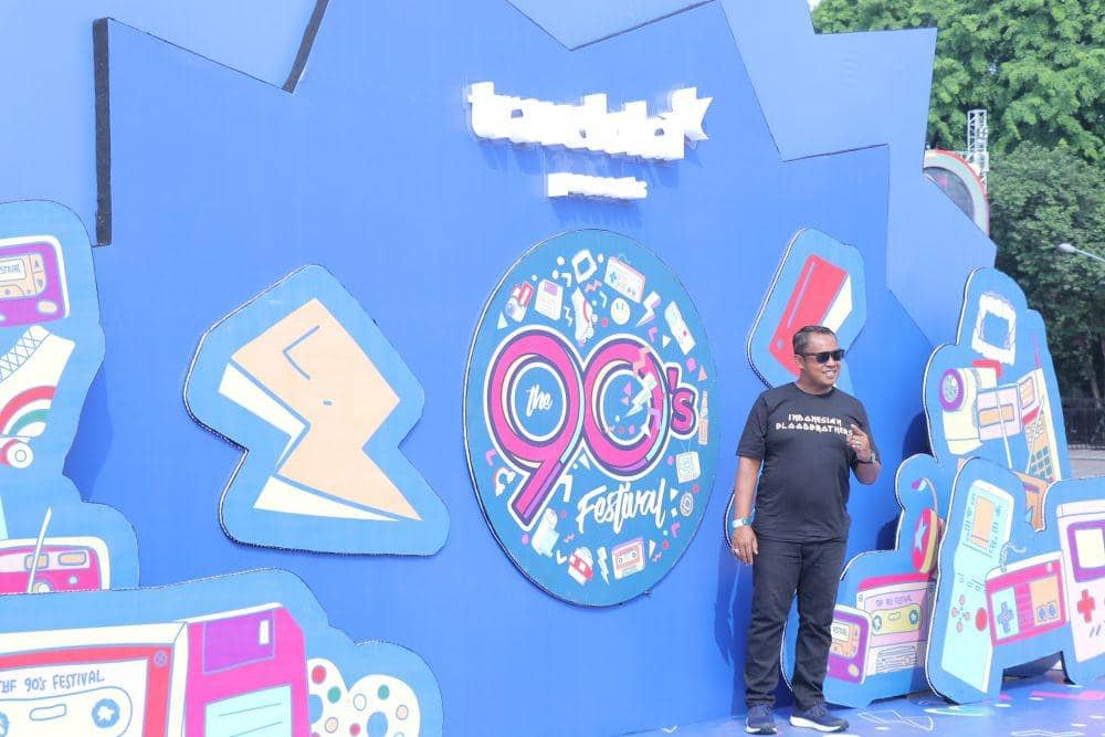 Keseruan spot foto dalam acara The 90's Festival, di Jiexpo, Jakarta, (23/11). IDN Times/Nadia Umara