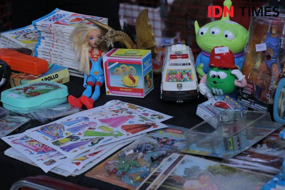 Aksesoris mainan anak 90an dalam acara The 90's Festival, di Jiexpo, Jakarta, (23/11). IDN Times/Nadia Umara