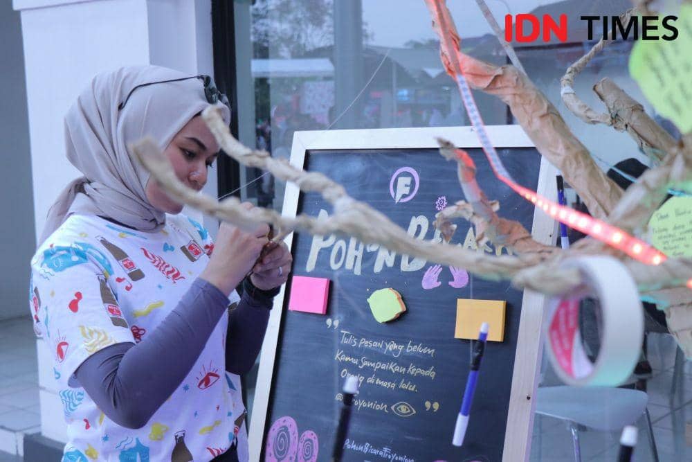 Keseruan spot foto dalam acara The 90's Festival, di Jiexpo, Jakarta, (23/11). IDN Times/Nadia Umara