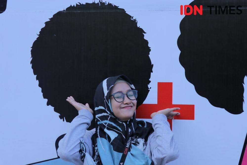 Keseruan spot foto dalam acara The 90's Festival, di Jiexpo, Jakarta, (23/11). IDN Times/Nadia Umara