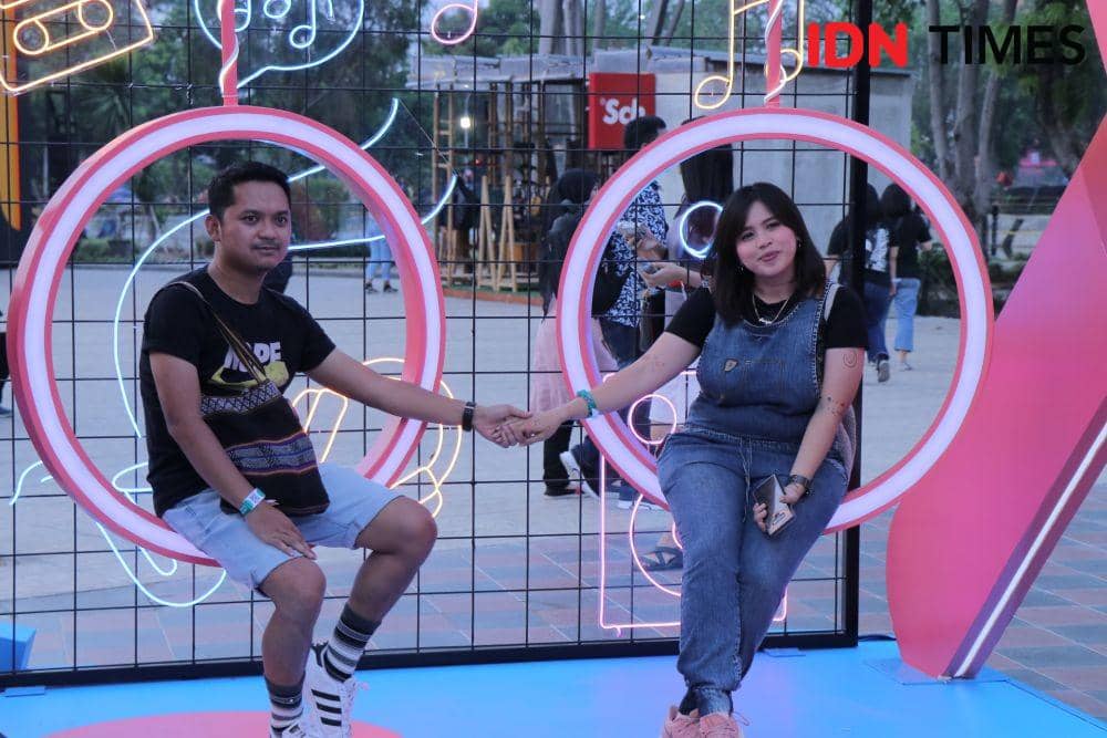 Keseruan spot foto dalam acara The 90's Festival, di Jiexpo, Jakarta, (23/11). IDN Times/Nadia Umara