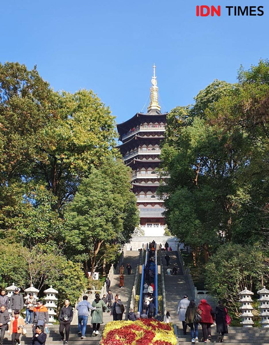 Pagoda Leifeng, kota Hangzhou dalam legenda kisah cinta Siluman Ular Putih Bai Suzhen dengan seorang manusia Xu Xian (IDN Times/Mela Hapsari)