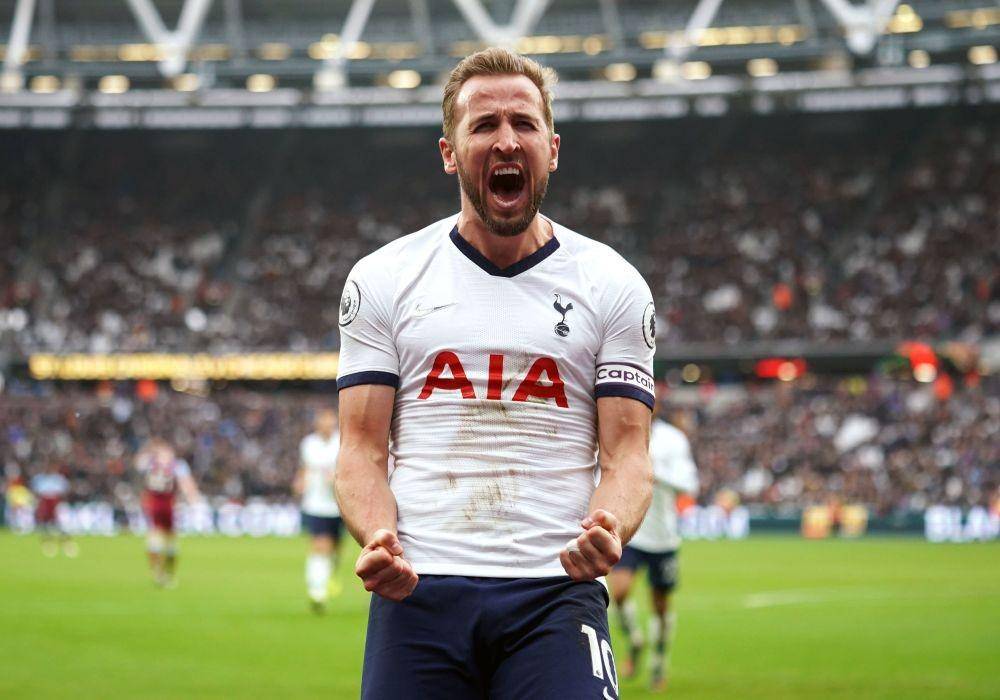 Kapten Tottenham Hotspur, Harry Kane, merayakan golnya di laga lawan West Ham, Sabtu (23/11) malam. Twitter/@standarsport