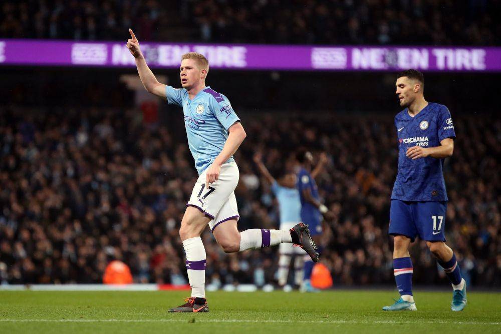 Gelandang Manchester City, Kevin De Bruyne, merayakan gol yang dicetaknya ke gawang Chelsea pada pekan ke-13 Premier League, Minggu (23/11) dini hari ini. Twitter/@SquawkaNews
