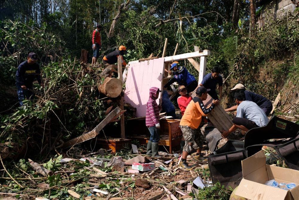 Tim SAR bersama relawan menyingkirkan batang pohon yang tumbang menimpa rumah warga di Beji, Petirejo, Ngadirejo, Temanggung, Jawa Tengah, 23/11/2019. ANTARA FOTO/Anis Efizudin