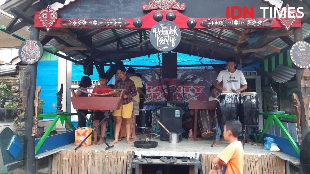 Para bocah-bocah kreatif di sekitar Danau Toba (IDN Times/Gideon Aritonang)