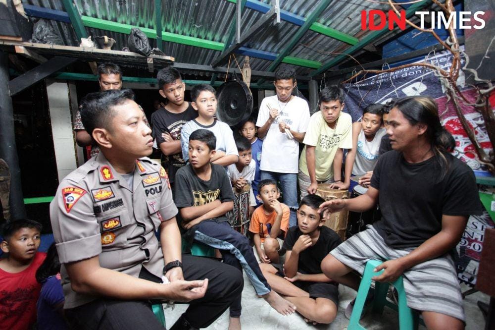 Ando Pendiri Pondok Kreatif untuk bocah-bocah Danau Toba (IDN Times/Gideon Aritonang)