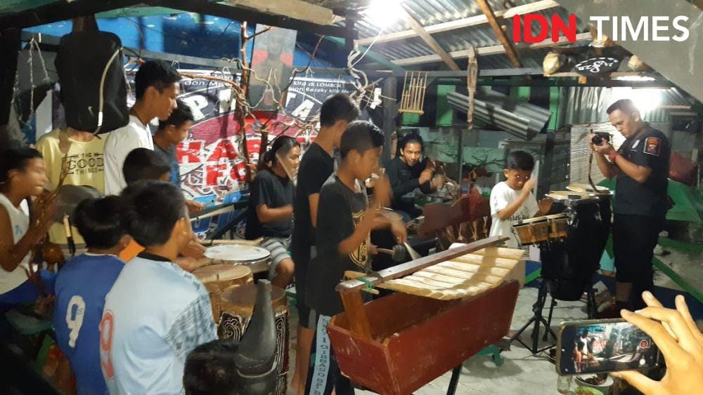 Para bocah-bocah kreatif di sekitar Danau Toba (IDN Times/Gideon Aritonang)