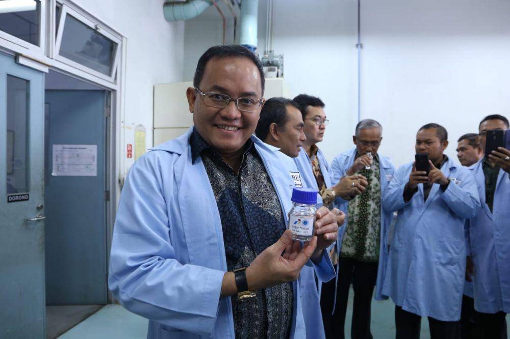 Bupati Muba Dodi Reza memperlihatkan bahan bakar Biofuel yang berasal dari pengelolaan TBS dan akan dirintis di Kabupaten Muba/IDN Times/istimewa