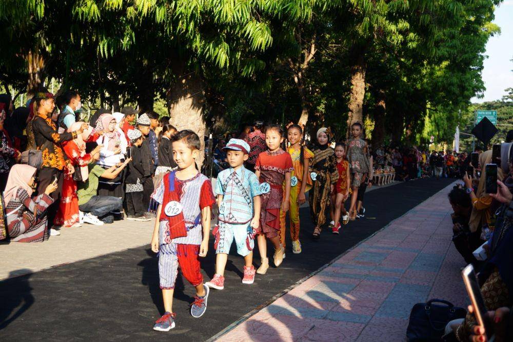 Para model Anak anak tampak berjalan di atas trotoar Banyuwangi. IDN Times/Mohamad Ulil Albab