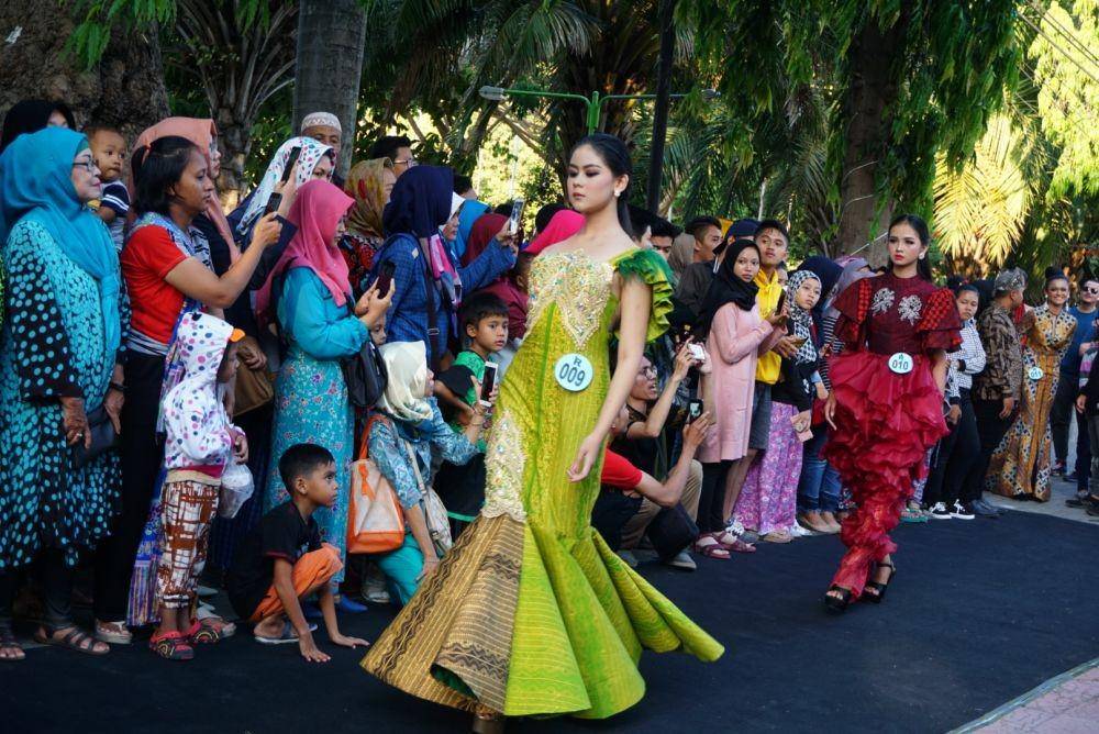 Para model tampak berjalan di atas trotoar Banyuwangi. IDN Times/Mohamad Ulil Albab
