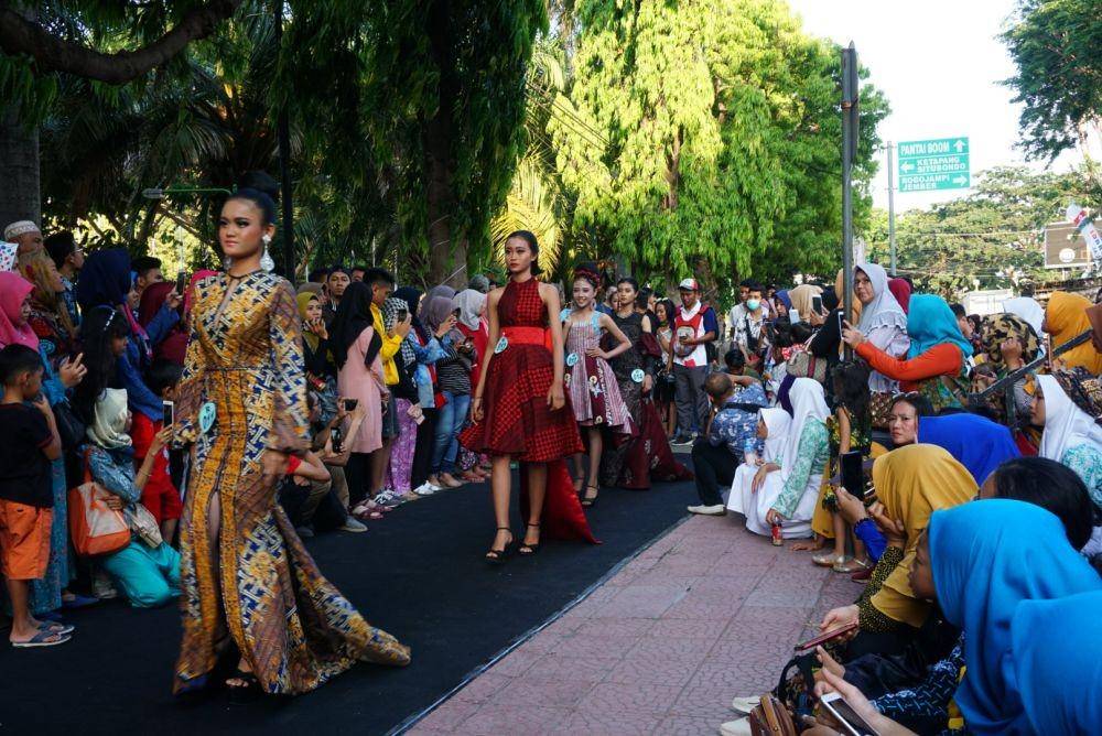 Para model dewasa tampak berjalan di atas trotoar Banyuwangi. IDN Times/Mohamad Ulil Albab