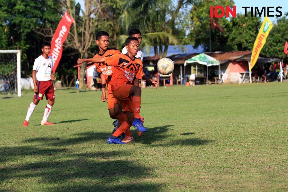 Duel Bansar FC vs Sergai (IDN Times/Doni Hermawan)