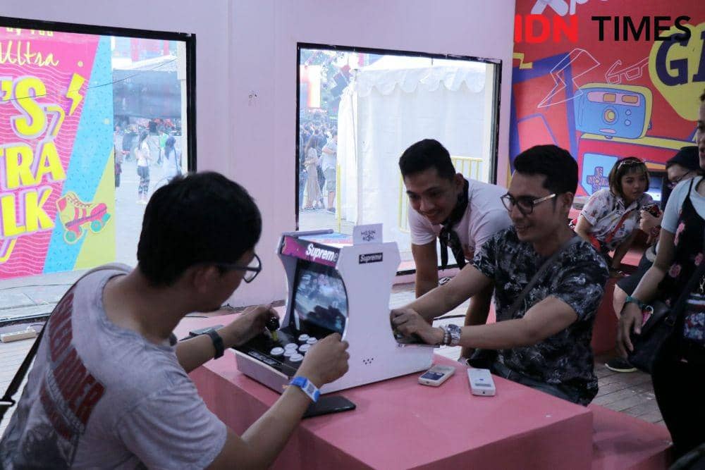 Keseruan spot foto dalam acara The 90's Festival, di Jiexpo, Jakarta, (23/11). IDN Times/Nadia Umara