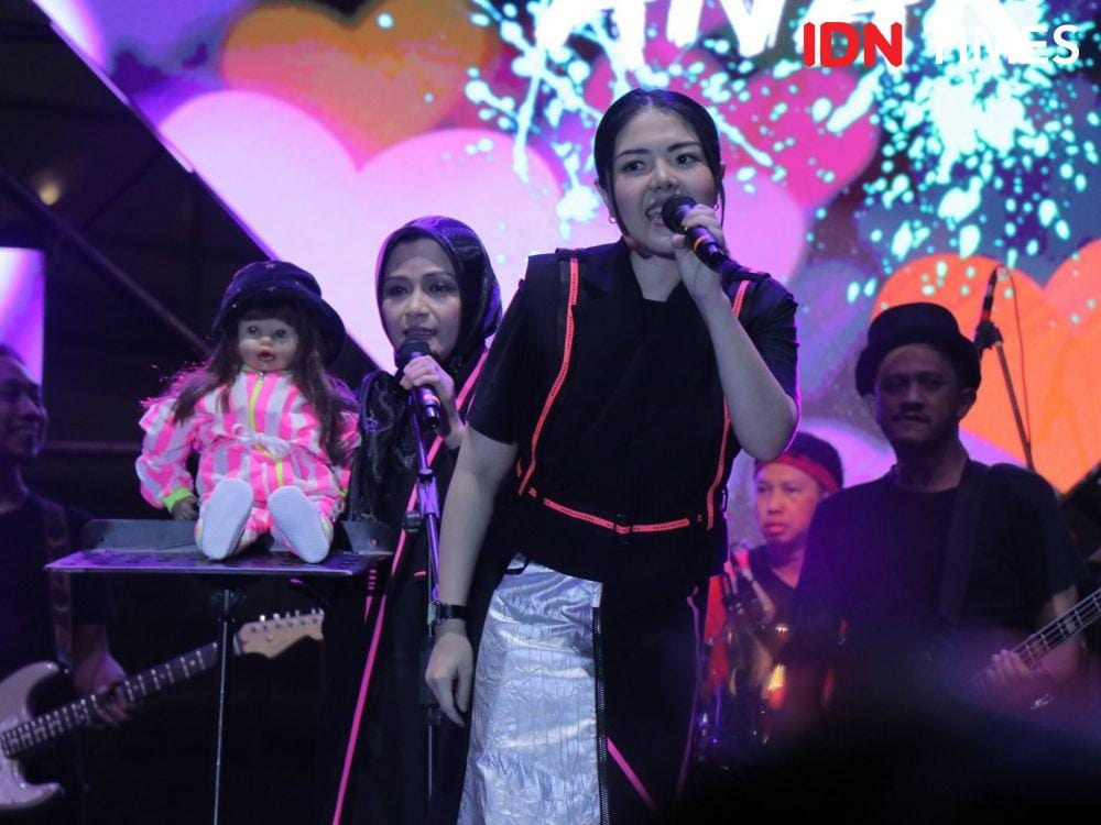 Penampilan Tina Toon saat manggung di The 90's Festival, di Jiexpo, Jakarta, pada 21 November 2019. IDN Times/Erfah Nanda
