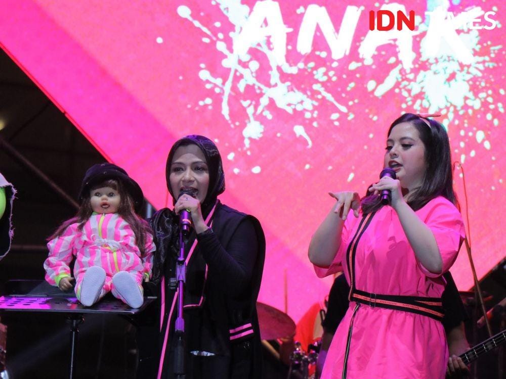 Penampilan Susan dan Ria Enes (kiri) bersama Tasya Kamila (kanan) saat manggung di The 90's Festival, di Jiexpo, Jakarta, pada 21 November 2019. IDN Times/Erfah Nanda