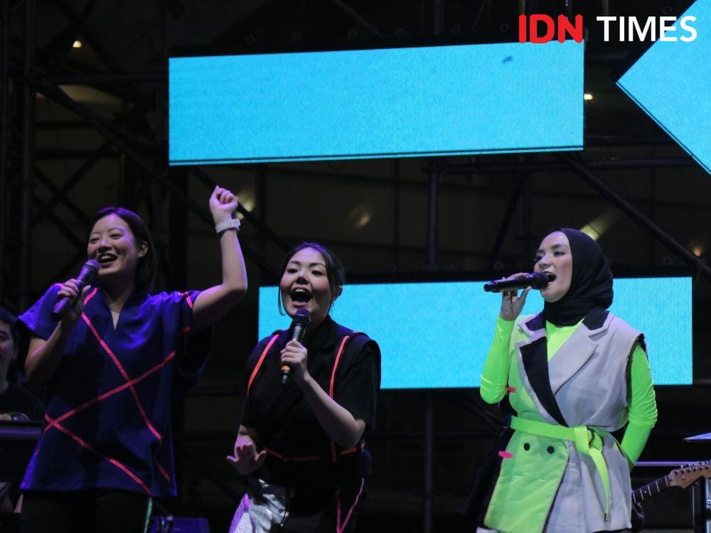(ki-ka) Leony, Tina Toon, dan Enno Lerian saat manggung di The 90's Festival, Jiexpo, Jakarta, pada 23 November 2019. IDN Times/Erfah Nanda